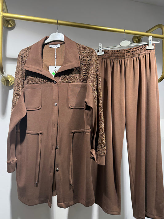 Kahverengi Dantel Detaylı Gömlek Yaka Pantolonlu Takım
