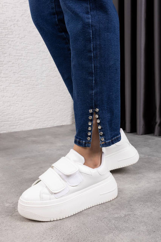 Taş Detaylı Yırtmaçlı Kot Pantolon-Siyah