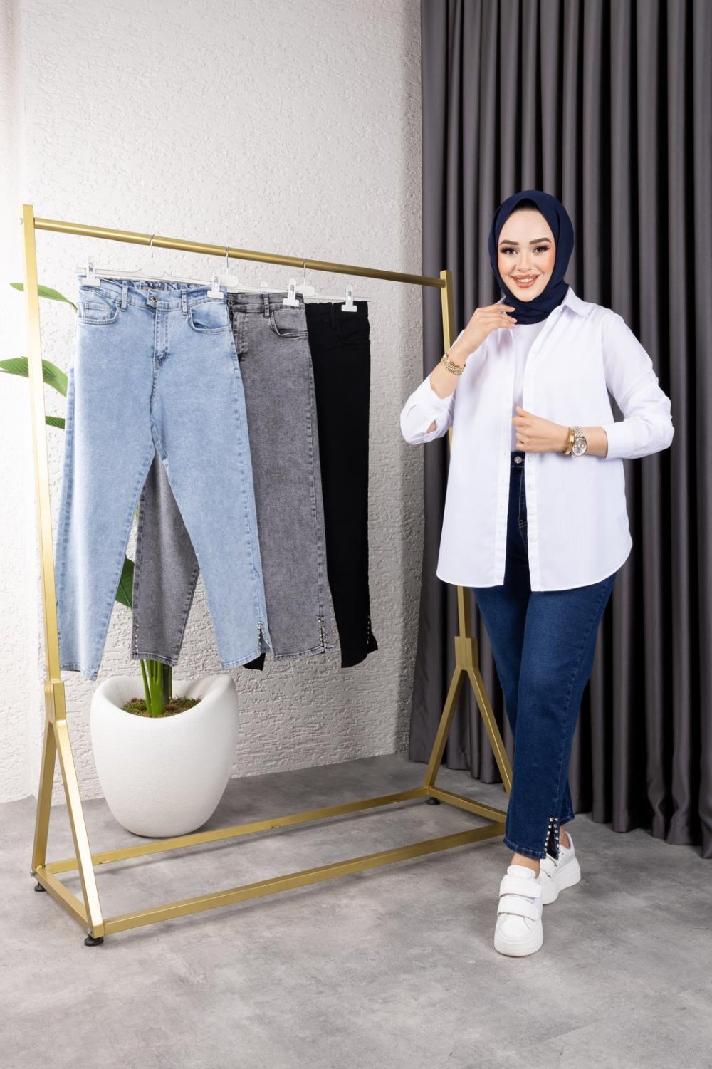 Taş Detaylı Yırtmaçlı Kot Pantolon-Siyah
