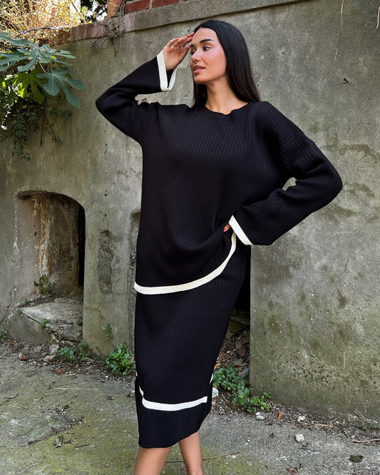 Etekli Siyah Triko Takım