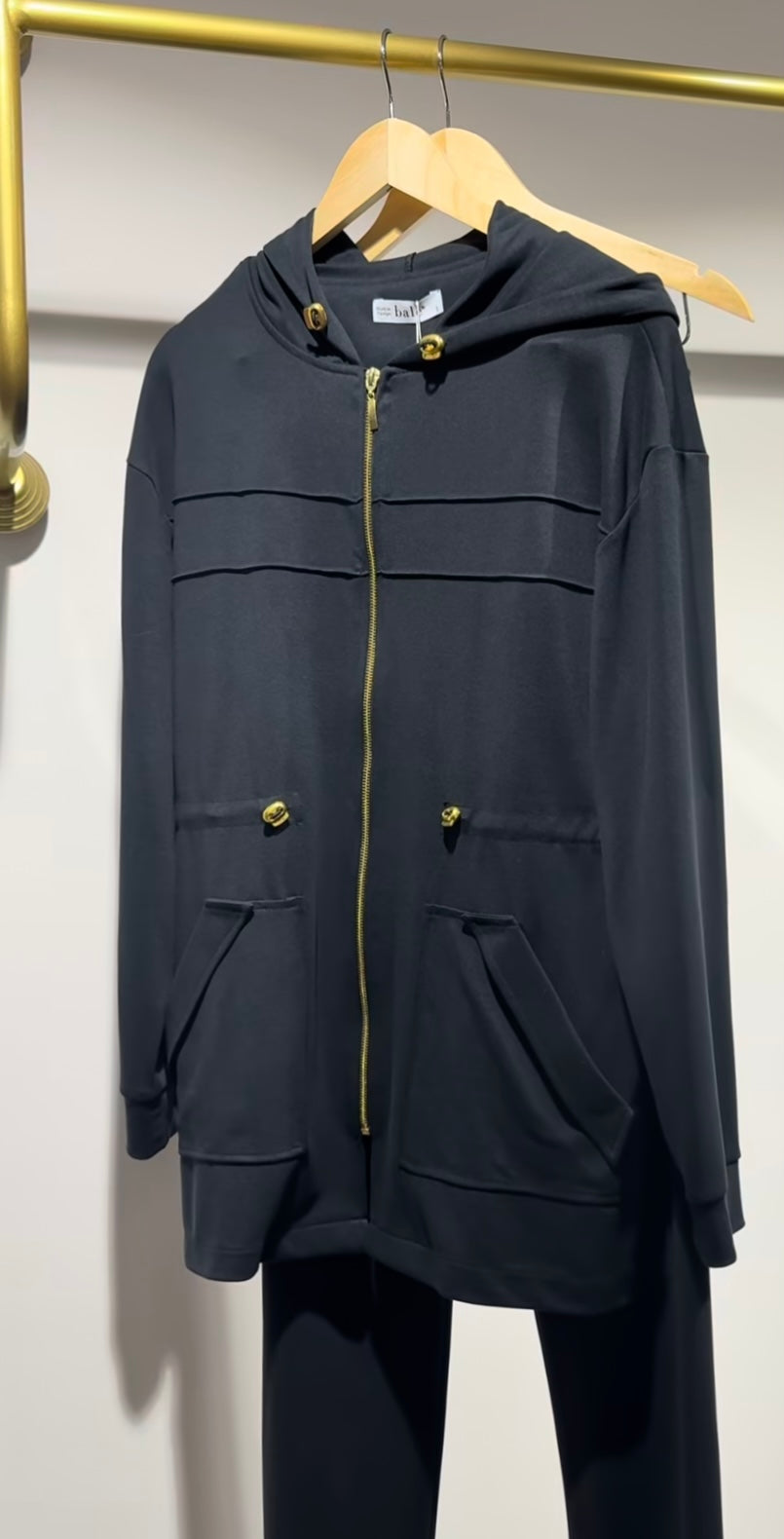 Siyah Gold Detaylı Fermuarlı Takım