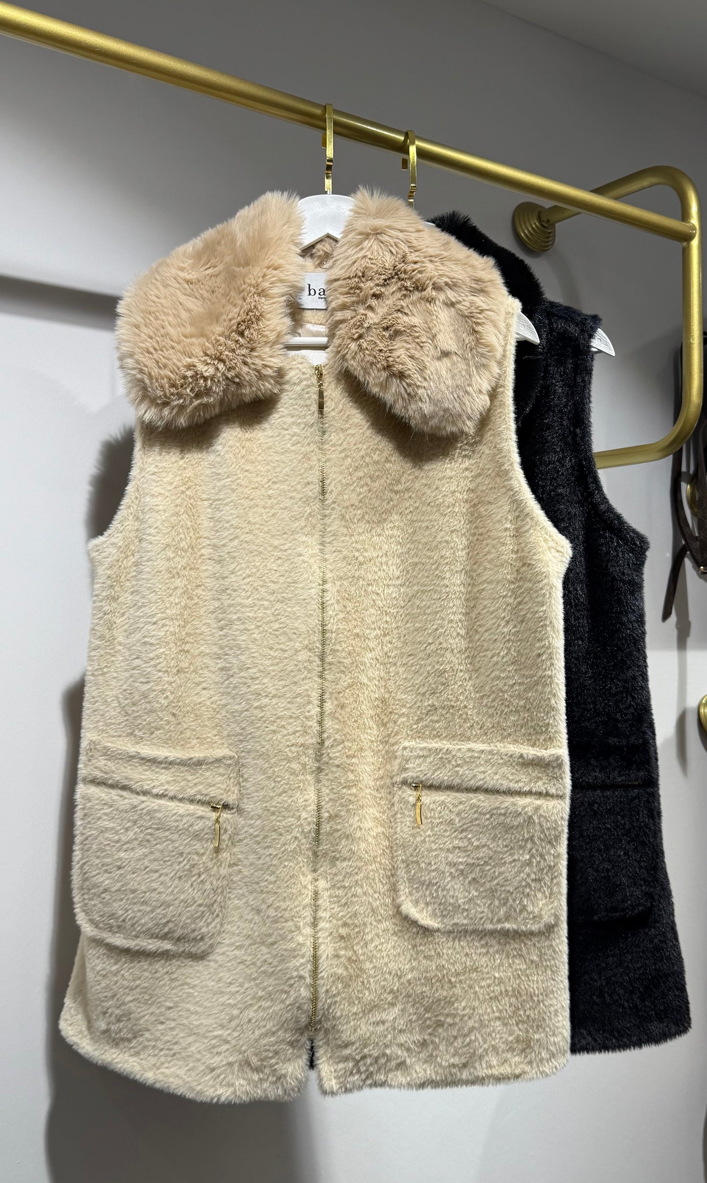 Bej Kürklü Yaka Detaylı Peluş Yelek