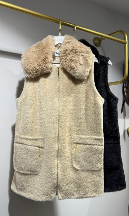 Bej Kürklü Yaka Detaylı Peluş Yelek