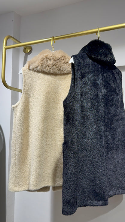 Bej Kürklü Yaka Detaylı Peluş Yelek